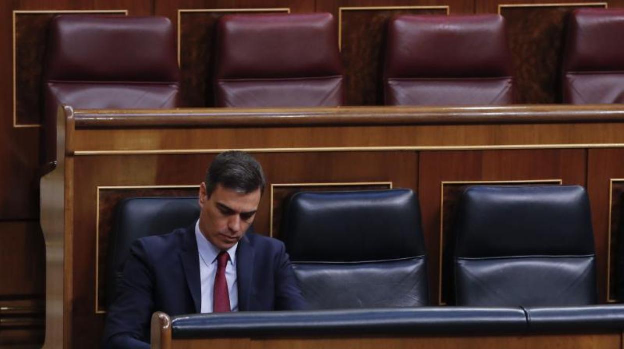 El presidente del Gobierno, Pedro Sánchez, en su escaño del Congreso de los Diputados