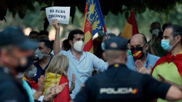 «Sánchez dimisión»: fuerte presencia policial en la manifestación en Valencia contra el Gobierno