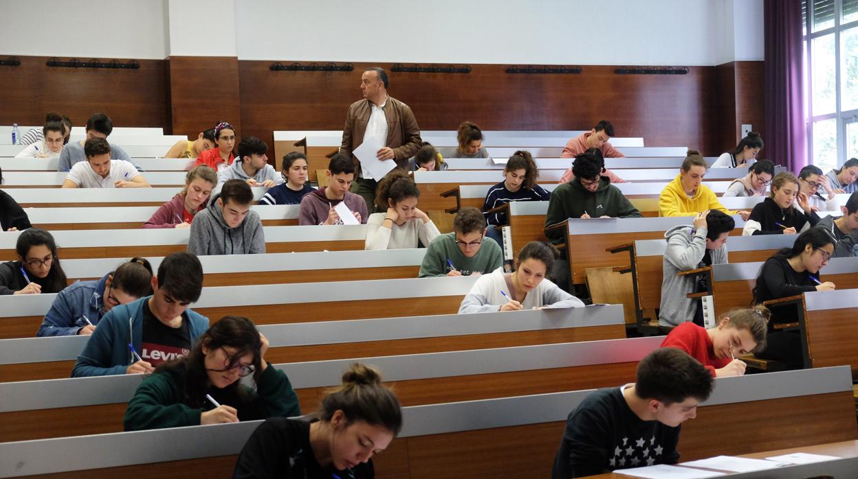 Alumnos gallegos haciendo su prueba de selectividad en una imagen de archivo