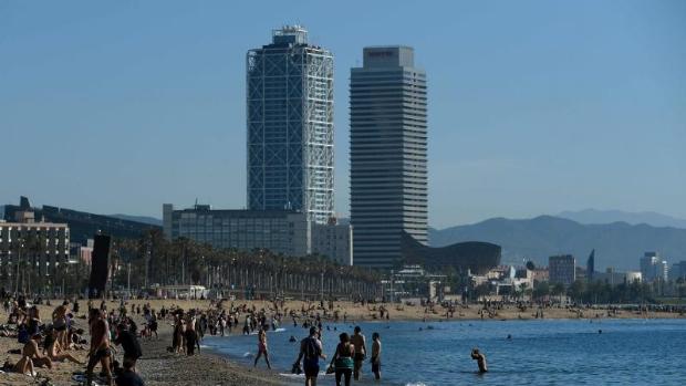 Gran afluencia, y muchas dudas sobre si se puede tomar el sol, en la reapertura de las playas de Barcelona