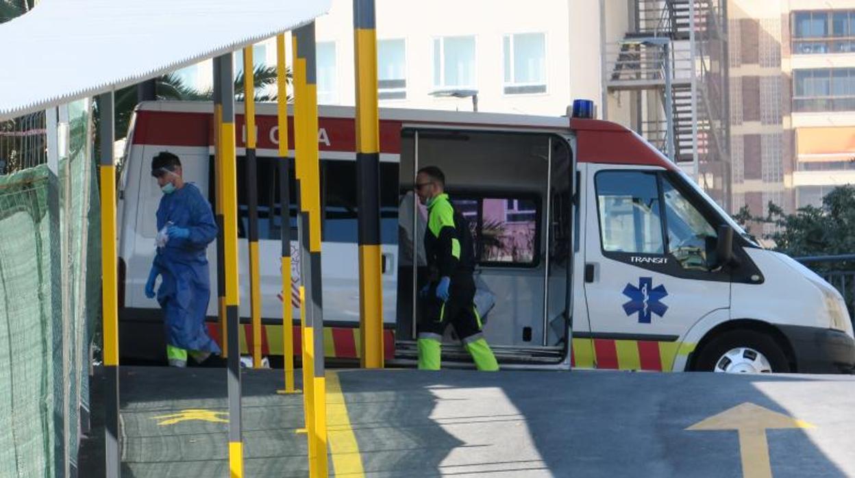 Una ambulancia en los los servicios de Urgencias