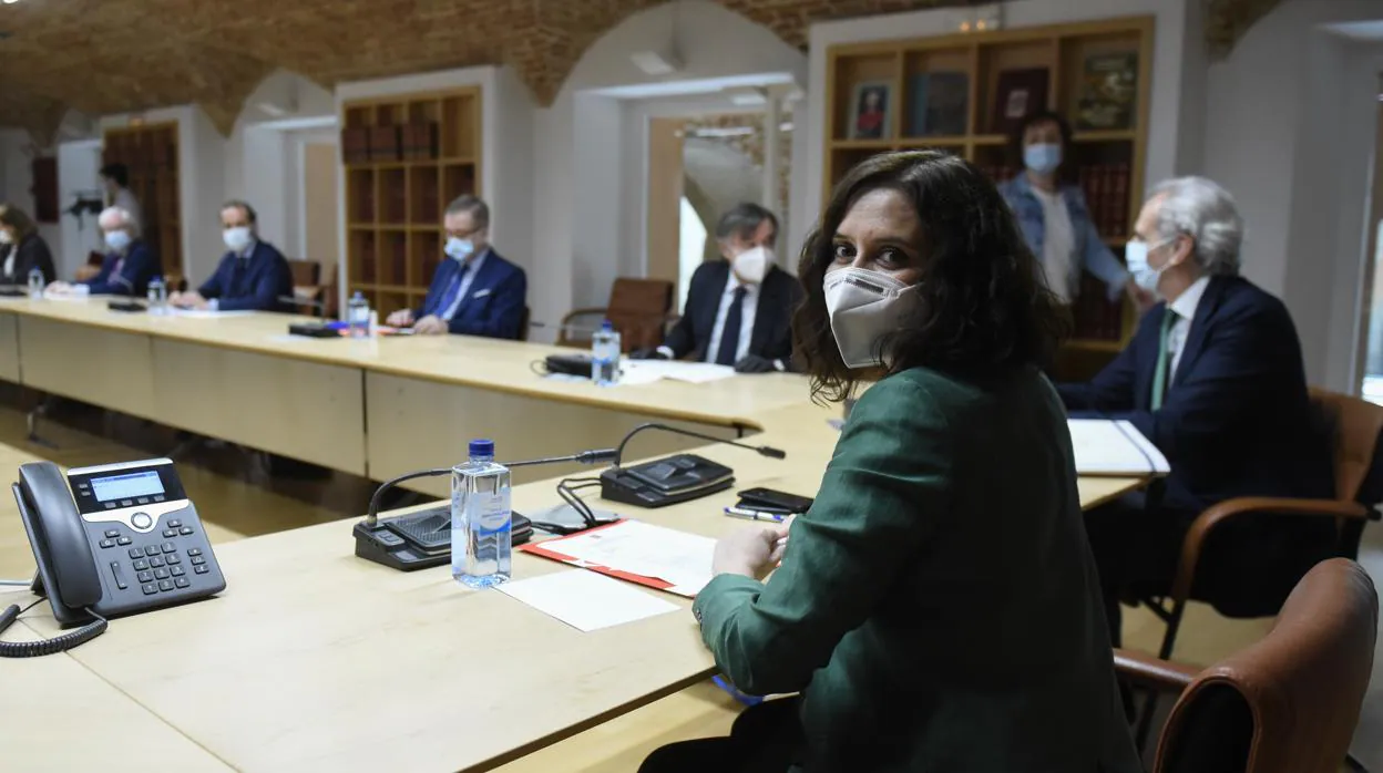 La presidenta regional, Isabel Díaz Ayuso, durante la reunión con expertos sanitarios
