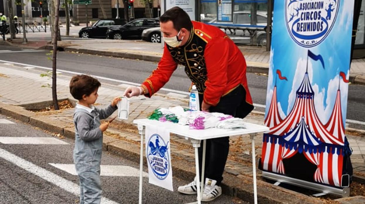 Nacho Pedrera entrega una mascarilla a un niño en Madrid el pasado sábado