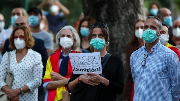 «Por vuestra inutilidad, ¡dimisión!»: la protesta contra el Gobierno vuelve a unir a cientos de valencianos