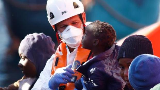 Mujeres con sus hijos pasan la segunda noche en una comisaría de Canarias por la cuarentena