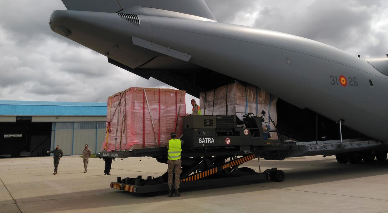 Fotografía facilitada por Defensa que muestra a miembros del ejército mientras descargan parte de las 12 toneladas de material sanitario procedente de Shangai (China) de un avión A400M del Ejército del Aire