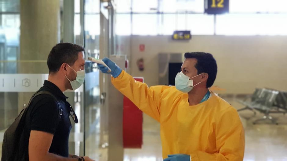 Control de temperatura hasta a bebés en carrito en el primer vuelo internacional de la desescalada en Valencia