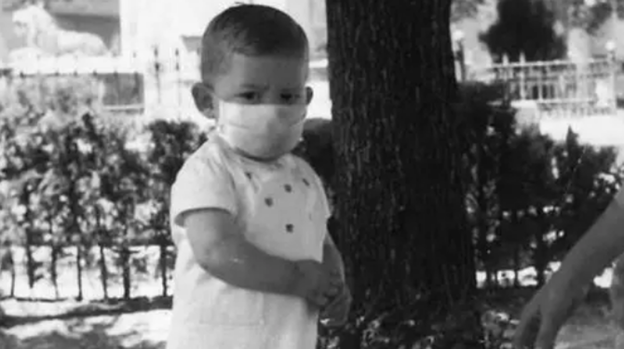 Foto de Ximo Puig cuando tenía tres años, con mascarilla, difundida por Save the Children en redes sociales