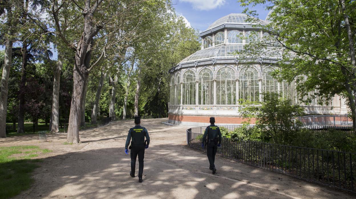 Una pareja de guardias civiles durante la vigilancia del parque de El Retiro