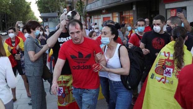 Un herido por un golpe en la cabeza durante las protestas contra el Gobierno en Madrid