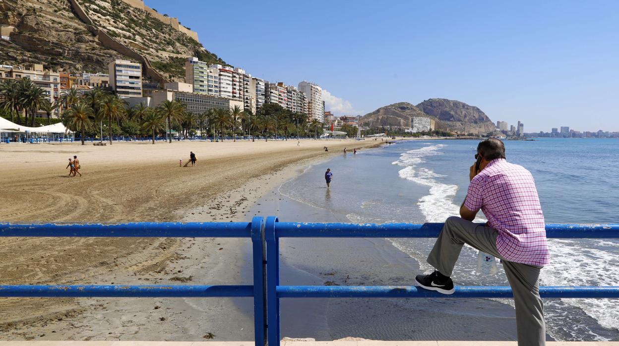 Imagen de la playa del Postiguet en el primer día de Alicante en la fase 1 de la desescalada