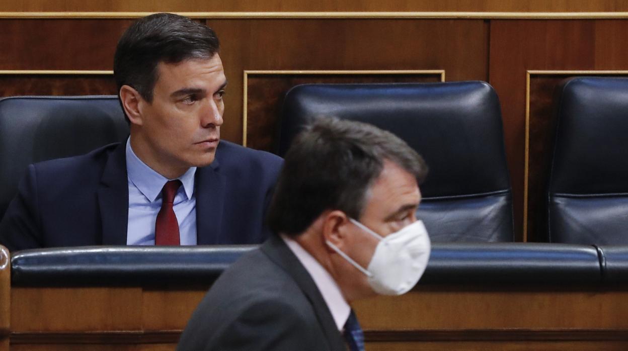 Pedro Sánchez y Aitor Esteban, en el Congreso