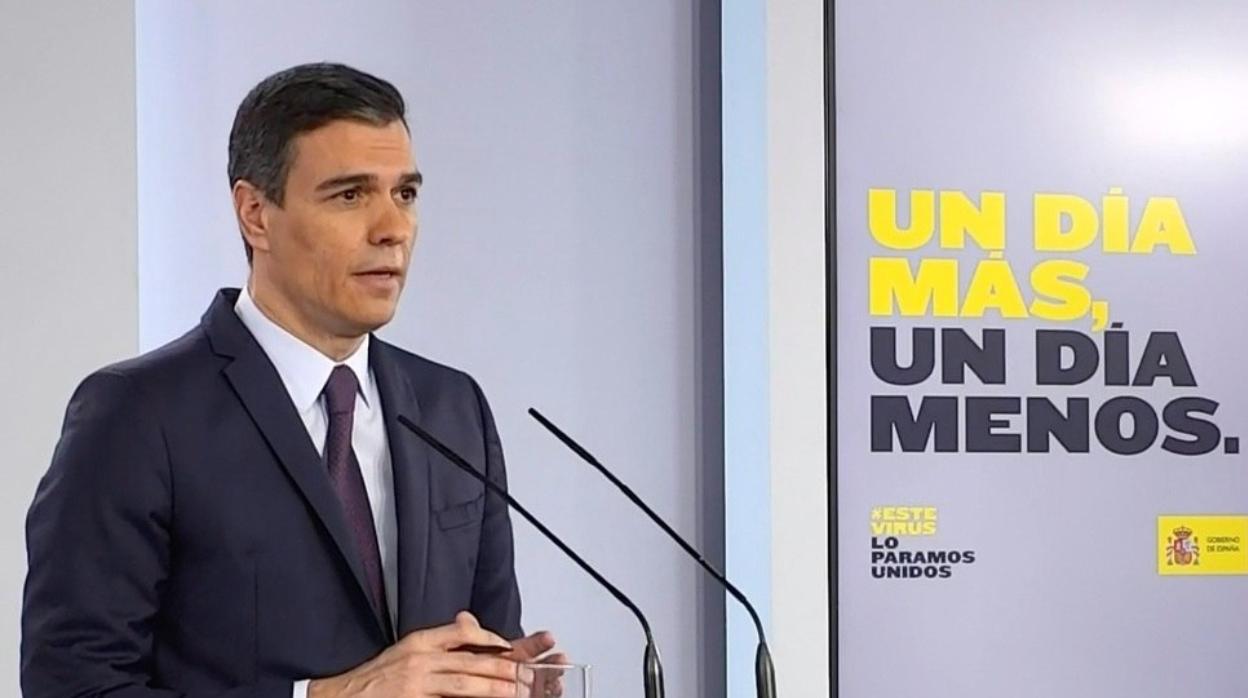 El presidente del Gobierno, Pedro Sánchez, durante la rueda de prensa que ha ofrecido este sábado en la que ha anunciado que pedirá al Congreso la autorización para decretar una nueva prórroga