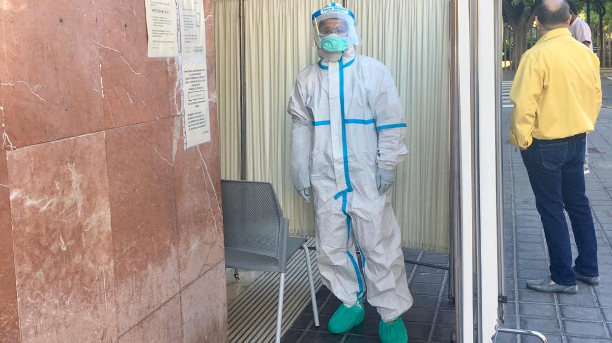 Recogida de muestras de Covid-19, esta semana en la acera de un ambulatorio de Valencia
