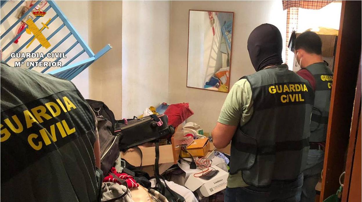 Los agentes, durante el registro de la vivienda de la detenida