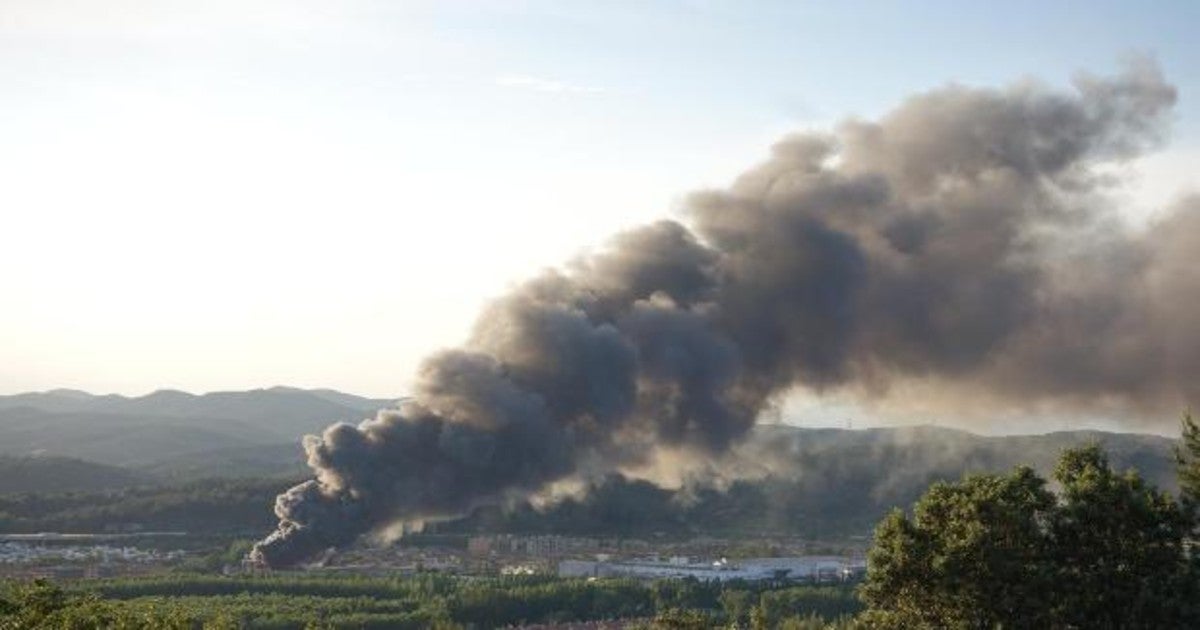 Imagen de la columna de humo, visible a kilómetros de distancia