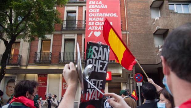 Numerosos intelectuales piden la dimisión de Pedro Sánchez en un manifiesto a favor de las caceroladas