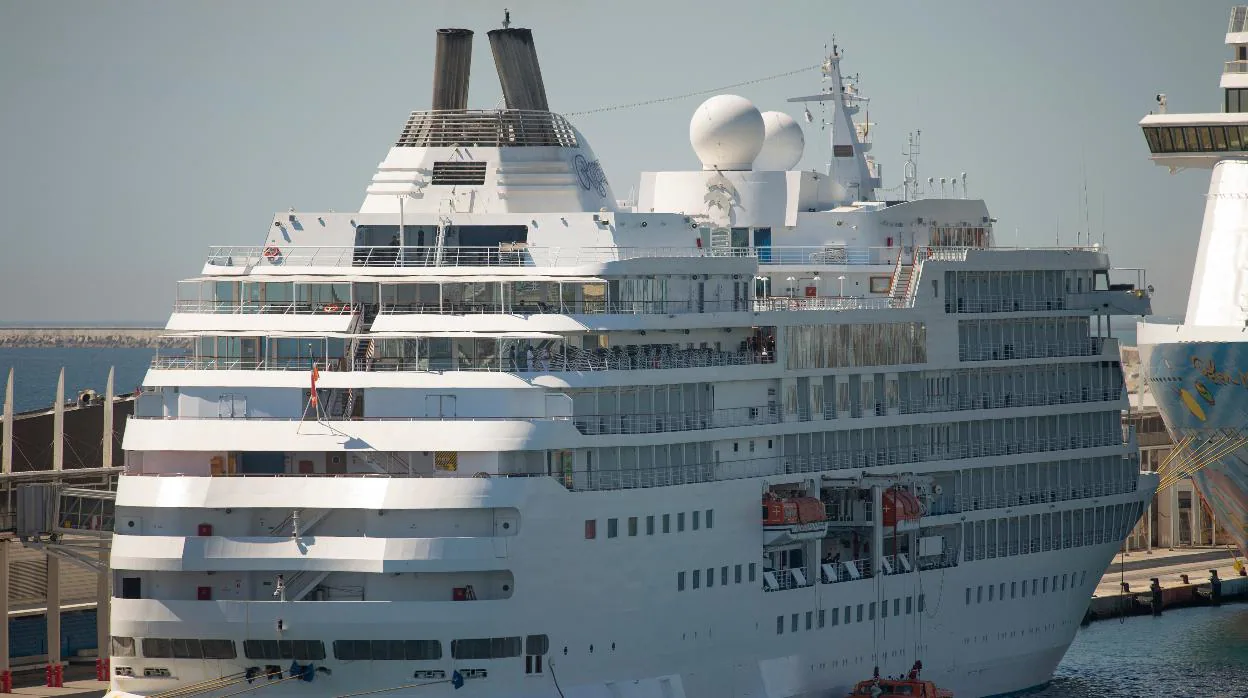 El «Seven Seas Navigator» permanece atracado en el Puerto de Barcelona