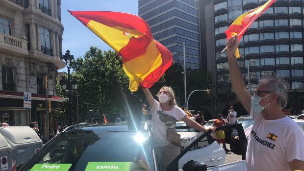 Cláxones y banderas sobre ruedas para pedir la dimisión de Sánchez también en Barcelona