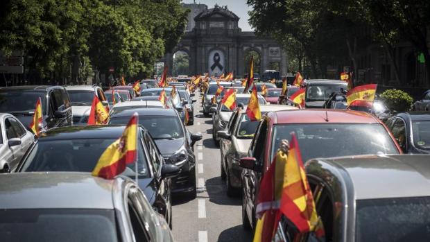 Miles de españoles piden «libertad» en una protesta masiva contra Sánchez