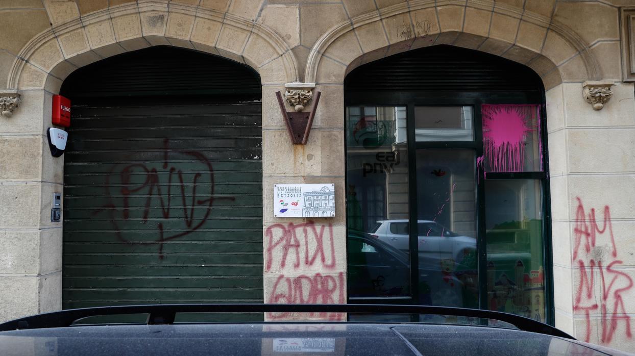 Una diana pintada en un «batzoki» del PNV en San Sebastián