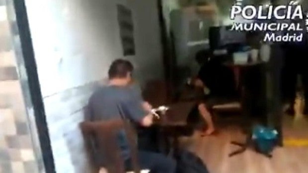 La Policía levanta la terraza de un restaurante chino de Usera que funcionaba con normalidad