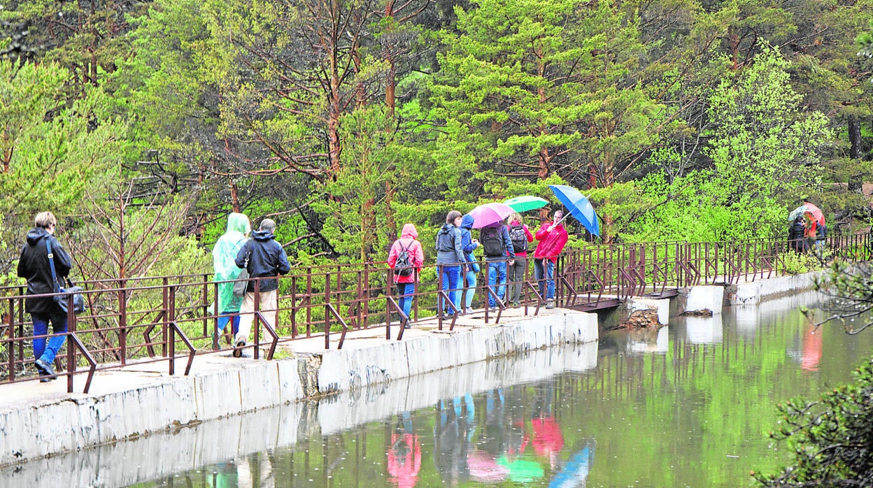 Un grupo de turistas, visitando uno de los parajes naturales del Parque Nacional de Guadarrama