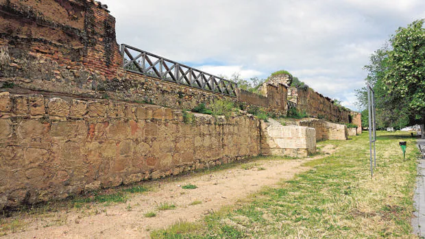 Patrimonio inicia la restauración de la muralla medieval de Talamanca del Jarama