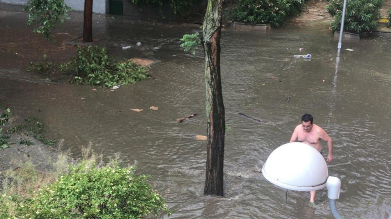 Zona del barrio del Aeropuerto anegada por la lluvia