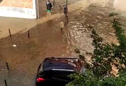 El agua ha colapsado la calle de San Juan, en Coslada