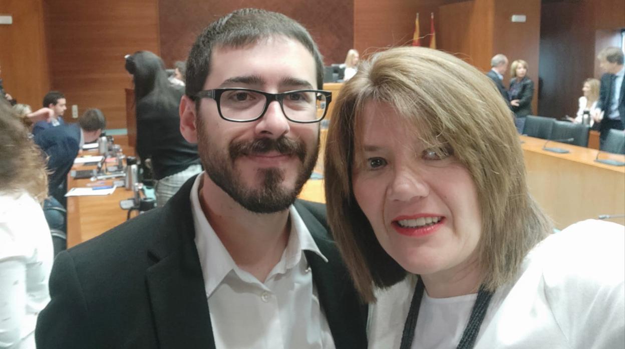 Pablo Lázaro, junto a la diputada autonómica de CHA Carmen Martínez Romances