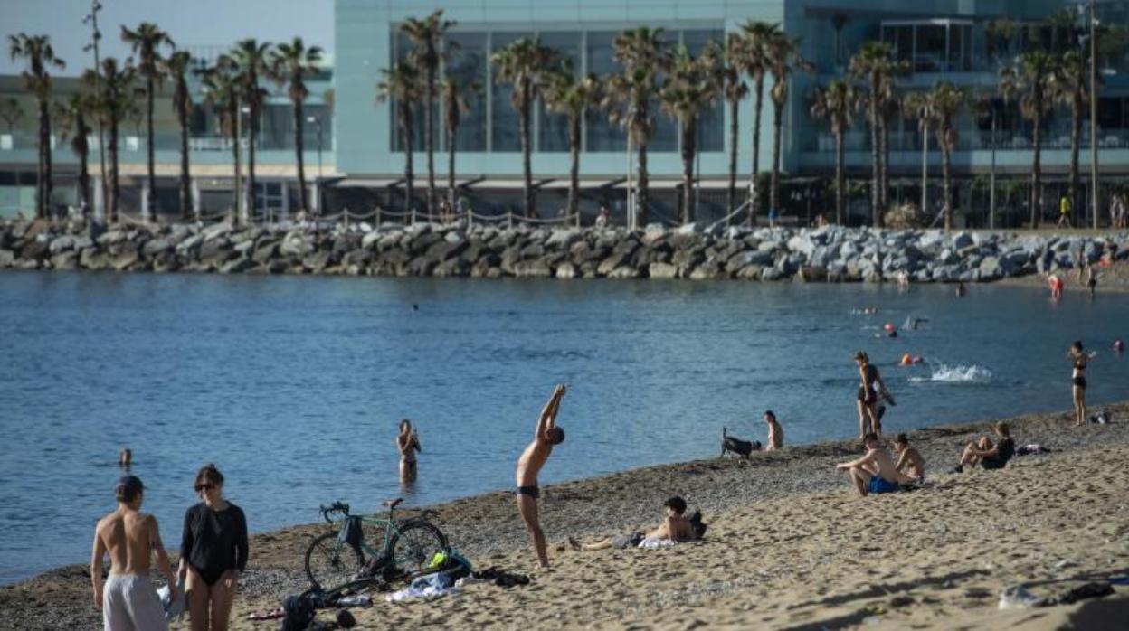 Usuarios, en las playas de Barcelona la semana pasada