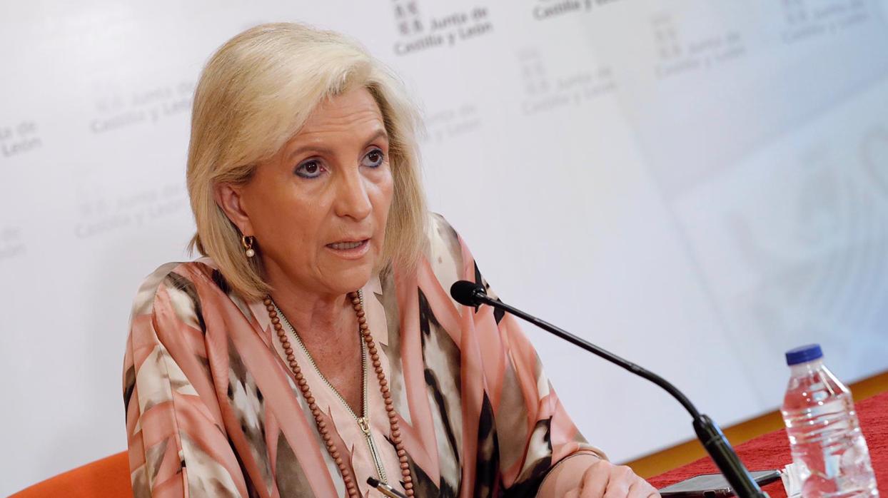 Varios personas sentadas en una terraza en la Plaza Mayor de Salamanca en el primer día de la fase 1 en la Comunidad