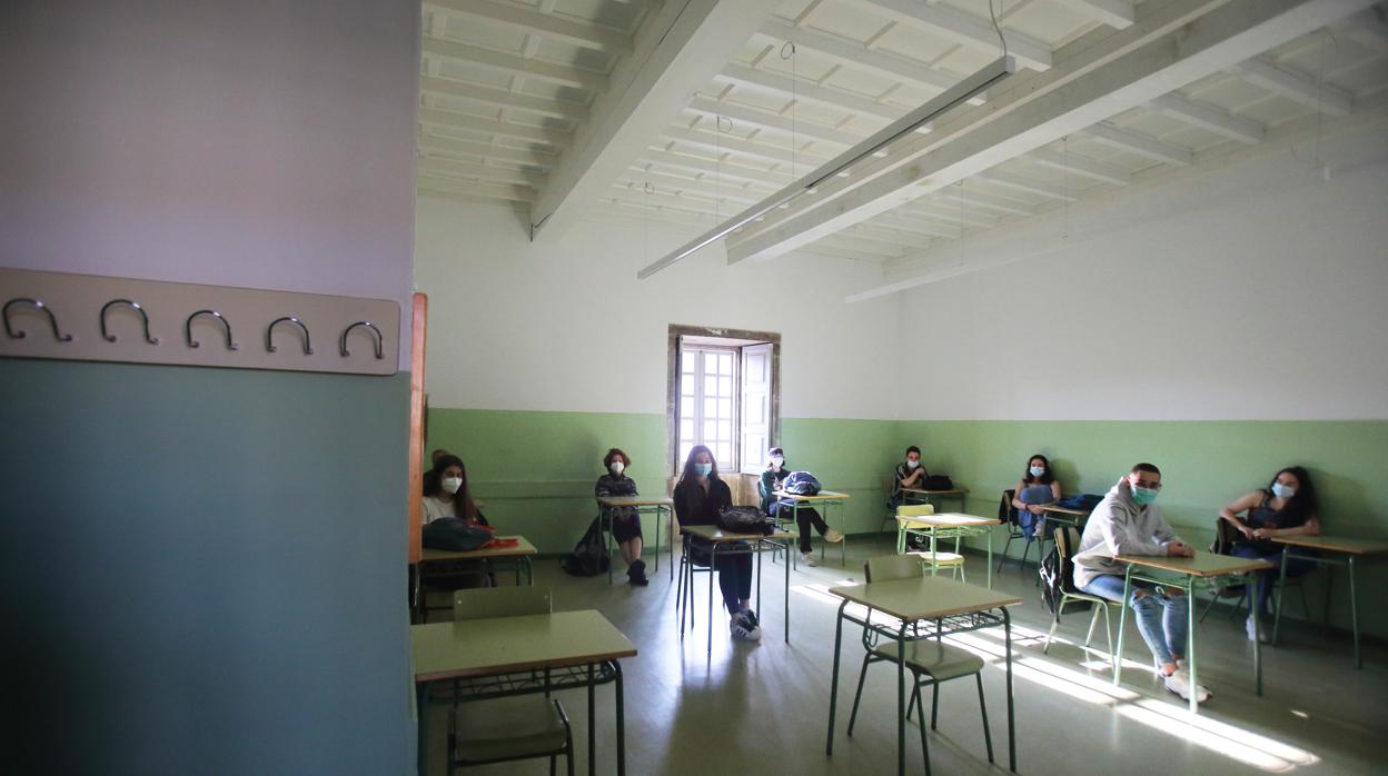 Alumnos en una clase del IES Rosalía de Castro en Santiago, este lunes