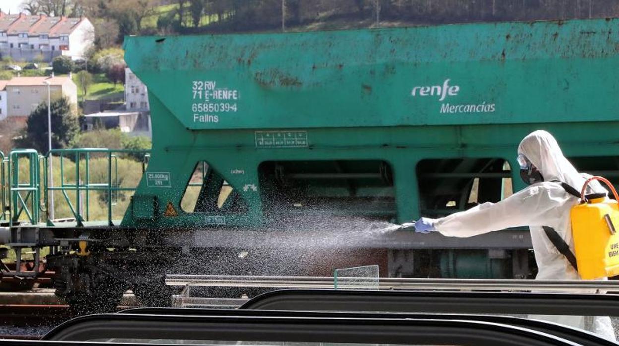 Ún miembro de la UME realizando tareas de desinfección contra el coronavirus en la estación de tren de Santiago