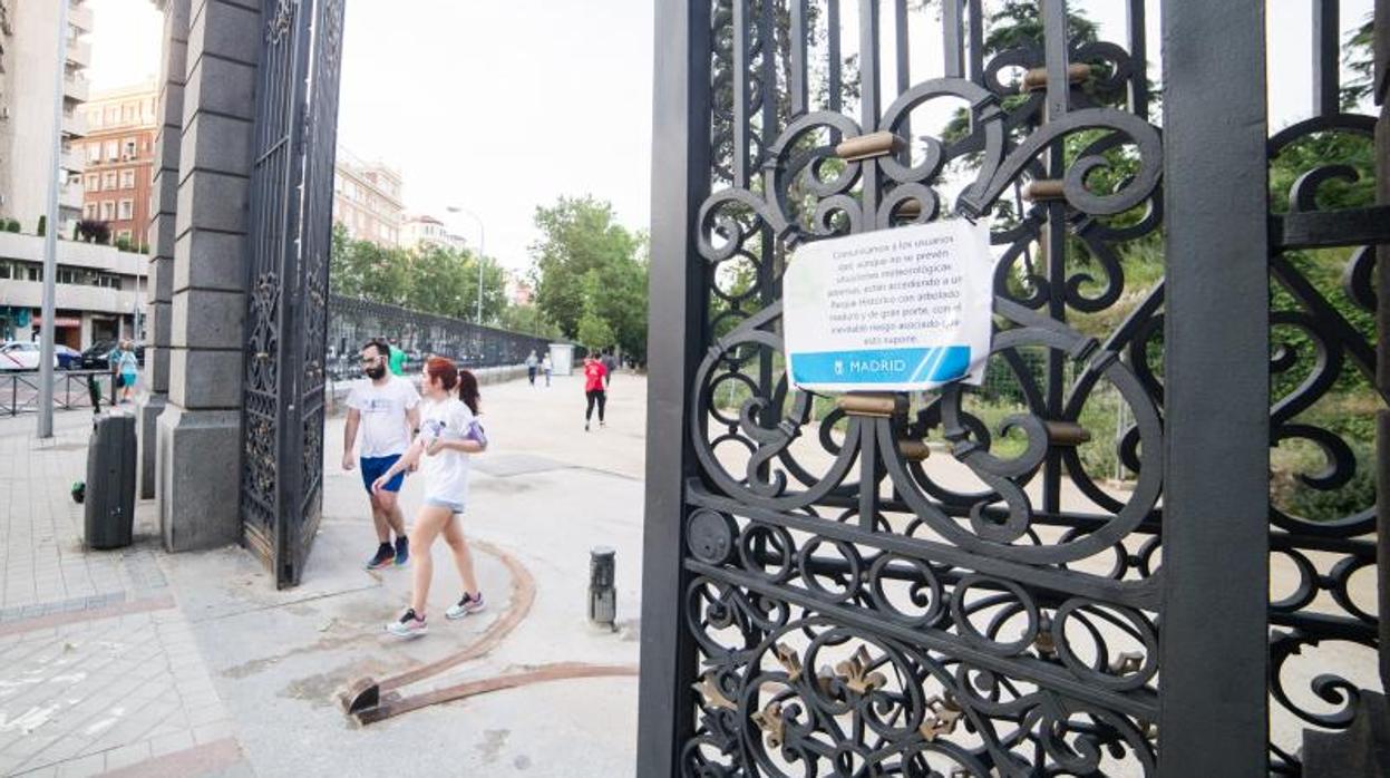 La entrada al parque del Retiro desde la calle de Menéndez Pelayo con O'Donnell este lunes