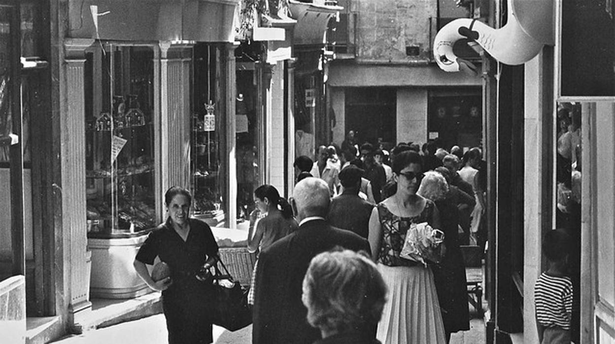 «Que el Casco vuelva a ser lo que era». Este es el deseo de Distrito 1, que la ciudad recupere la vida que desprende la imagen que el inglés John Fyfe, un fotógrafo aficionado norteamericano que vivió en Toledo en los años 60, y que tomó de la calle Martín Gamero en 1967. Fue rescatada por Eduardo Sánchez Butragueño y publicada en el blog Toledo Olvidado. Una imagen que, como dice el refrán, vale más que mil palabras