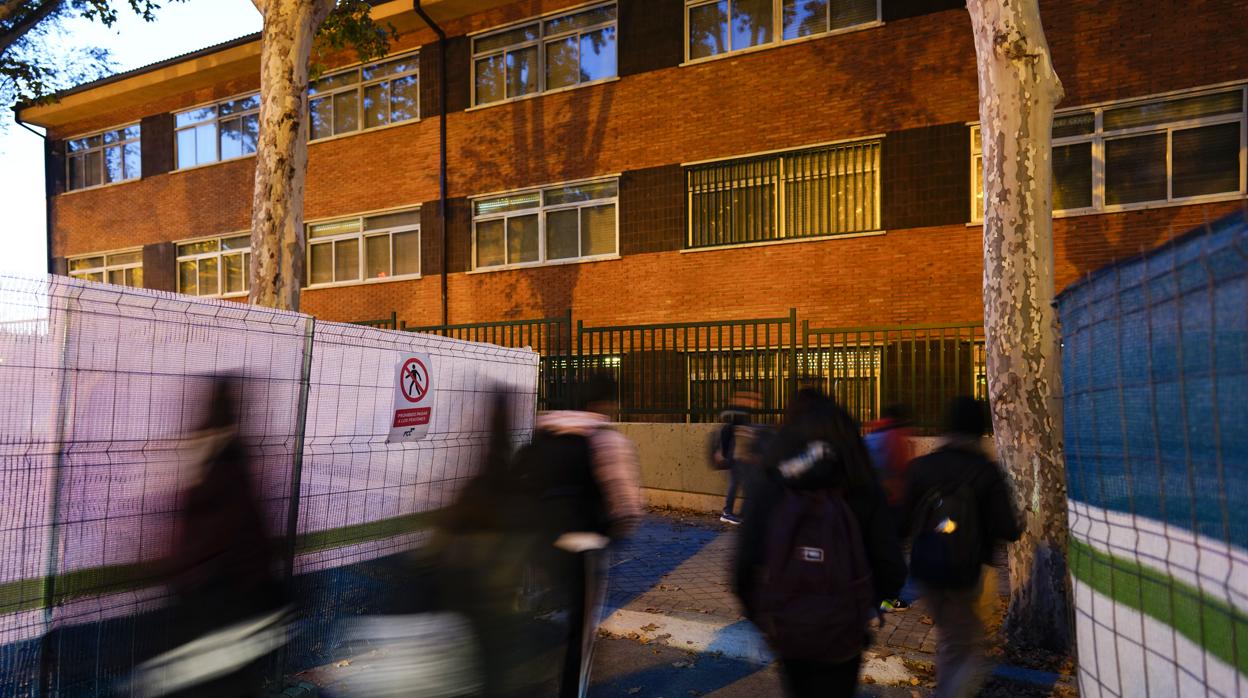 Estudiantes a la entrada a clase en un instituto madrileño, antes de la pandemia