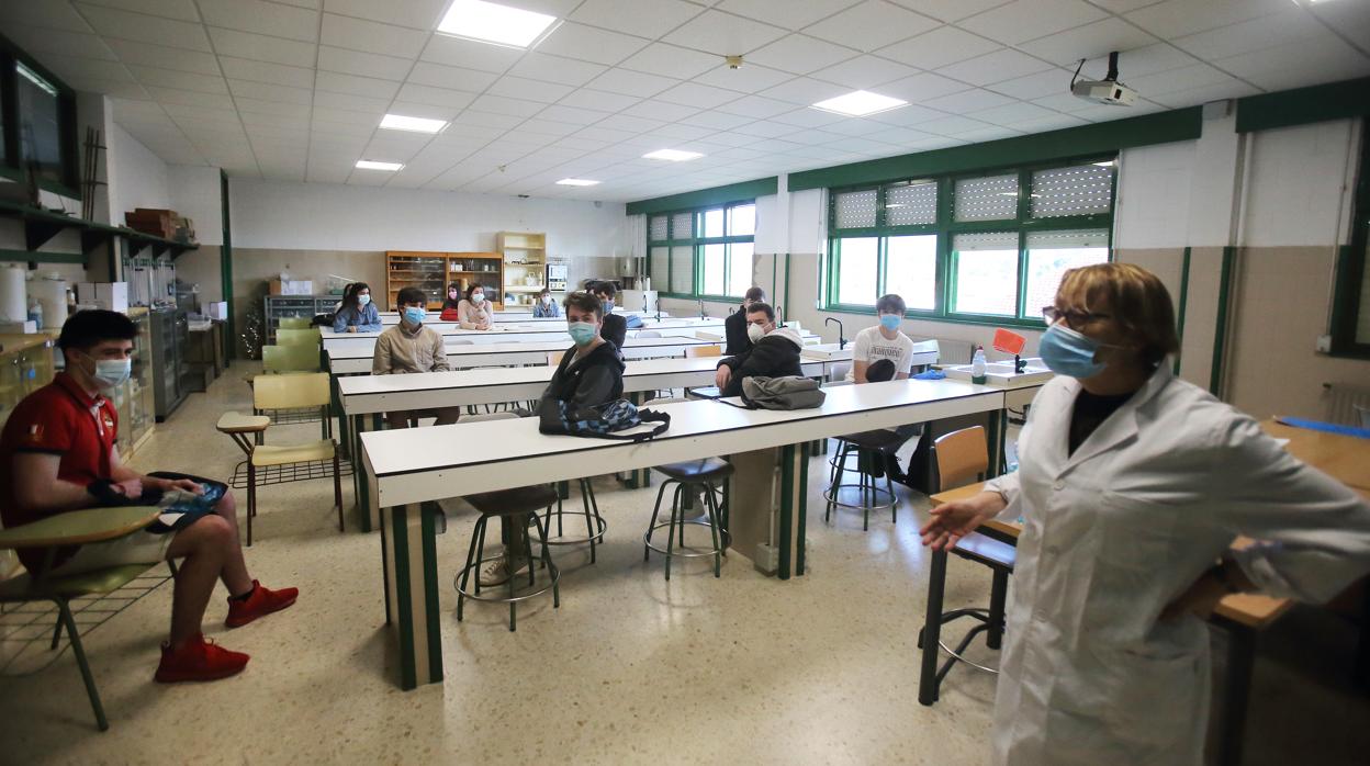 Alumnos de un instituto de Santiago regresan a clase el lunes