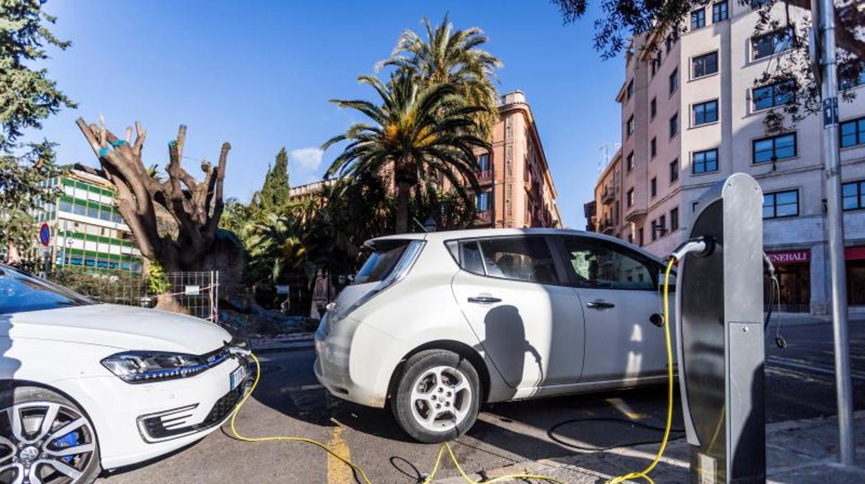 Dos vehículos eléctricos cargando sus baterías