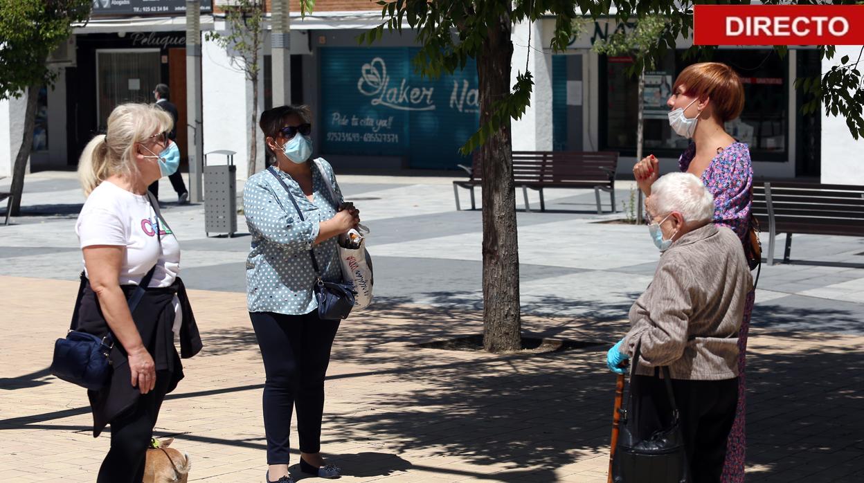 Un grupo de cuatro personas charlan en la calle