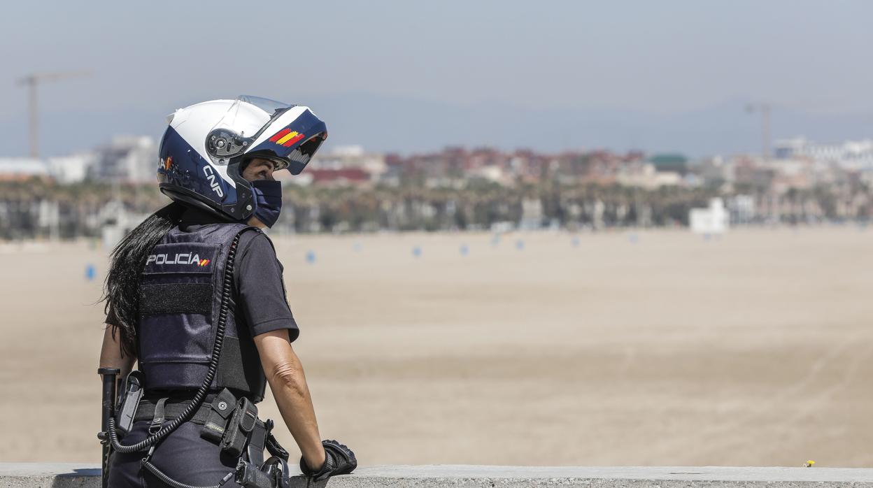 Imagen de una agente de la Policía Nacional tomada en Valencia