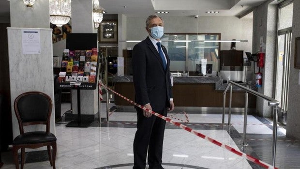 Los clientes de los únicos tres hoteles abiertos de Madrid: viajeros por temas médicos y de negocios