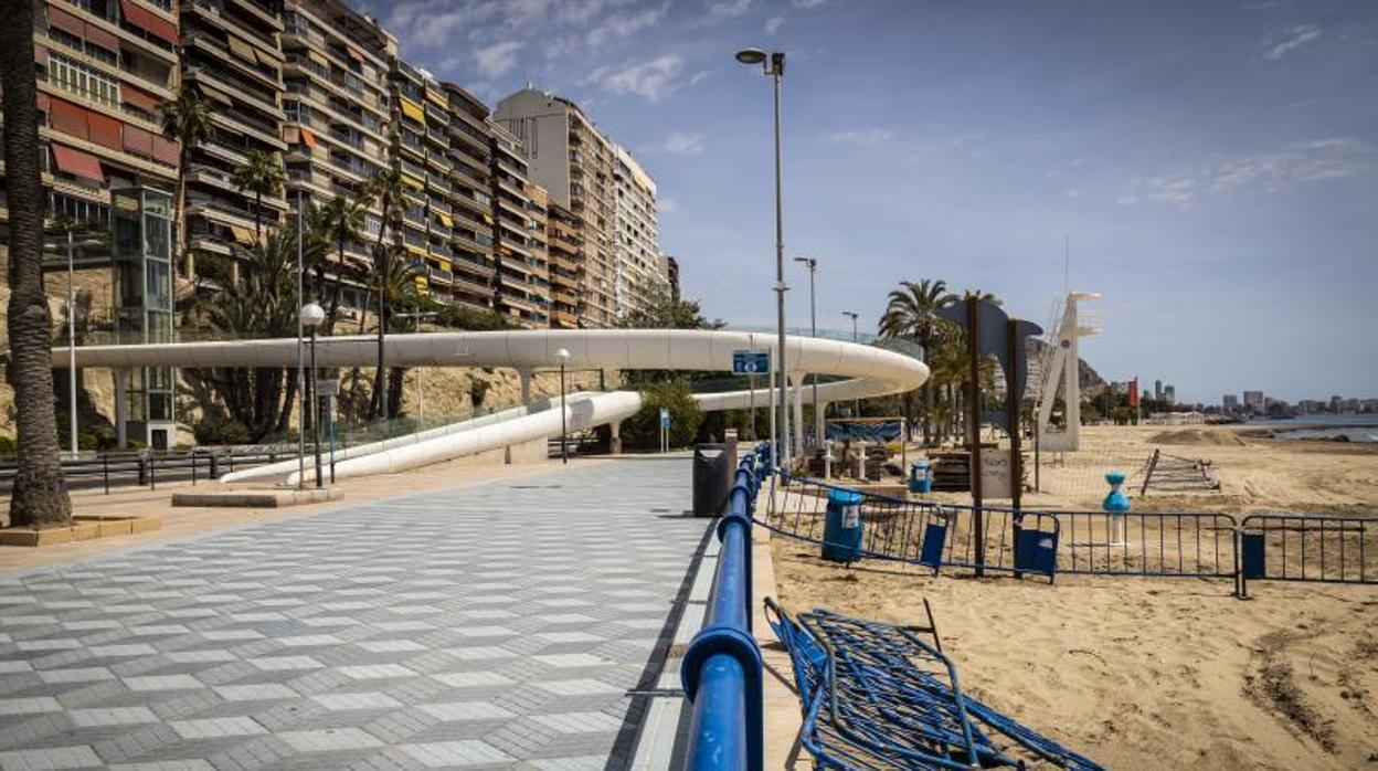 Vallas sobre la arena de la playa del Postiguet de Alicante