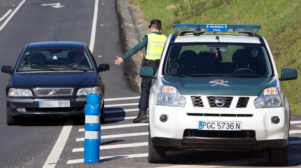 Control de la Guardia Civil en las carreteras gallegas en una imagen de archivo