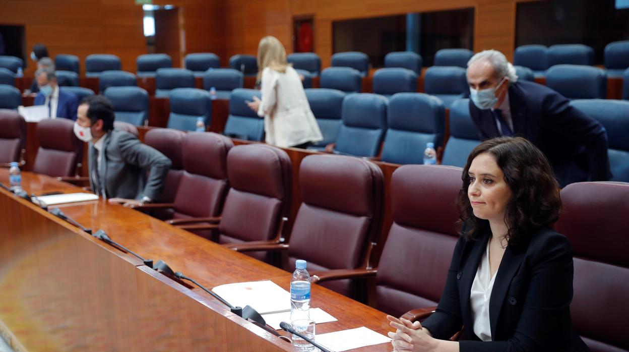 La presidenta Díaz Ayuso y el vicepresidente Aguado, en el pleno de la Asamblea