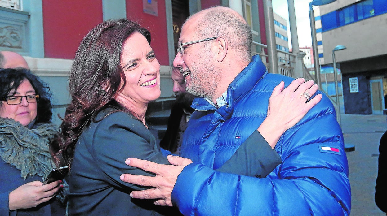 Ana Carlota Amigo y Francisco Igea se saludan en un acto de Ciudadanos en León