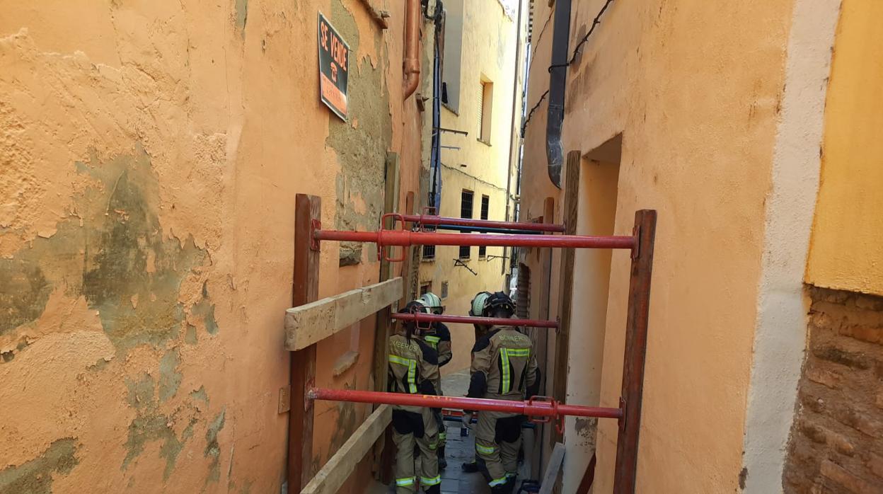 El interior del edificio se ha desplomado, pero los muros exteriores han quedado en pie. Los bomberos los han apuntalado a la casa situada enfrente