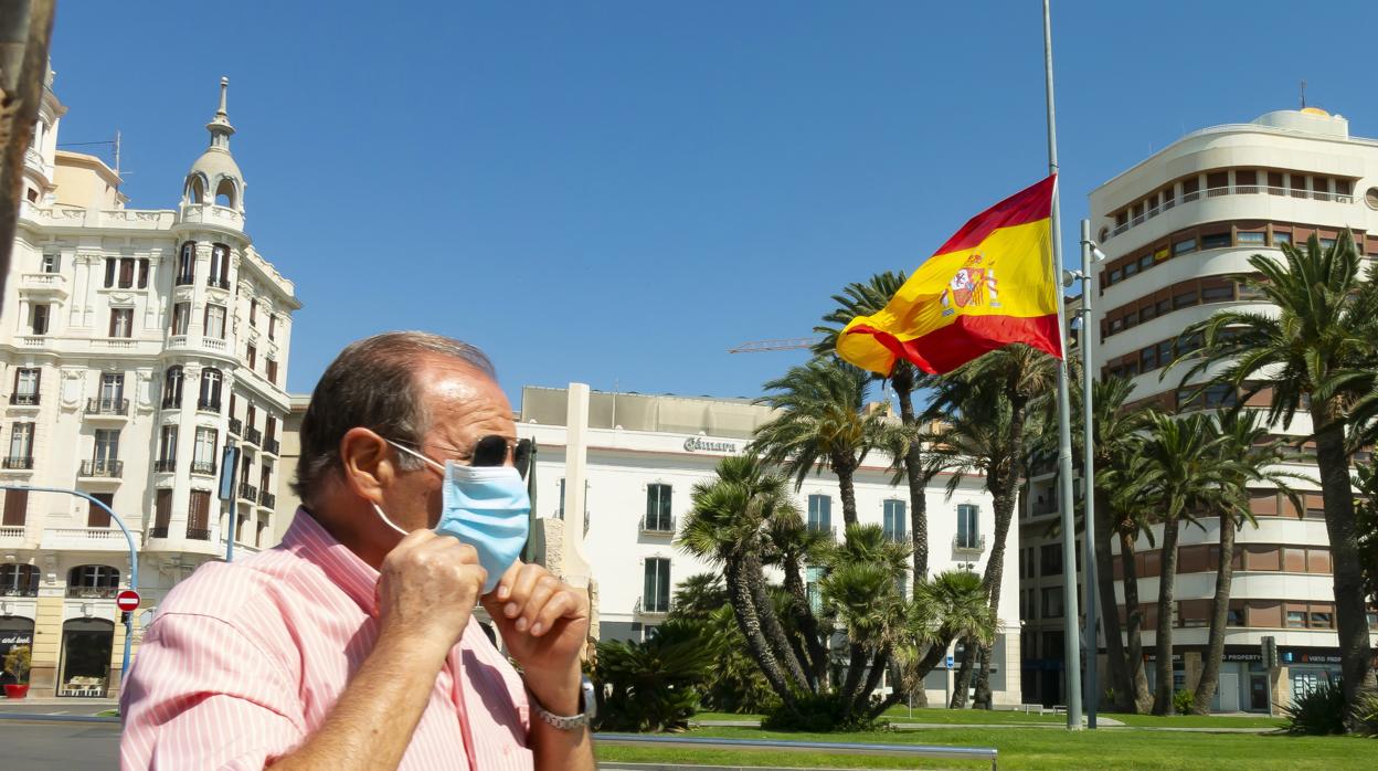 Imagen de una banderra a media asta tomada este jueves en Alicante