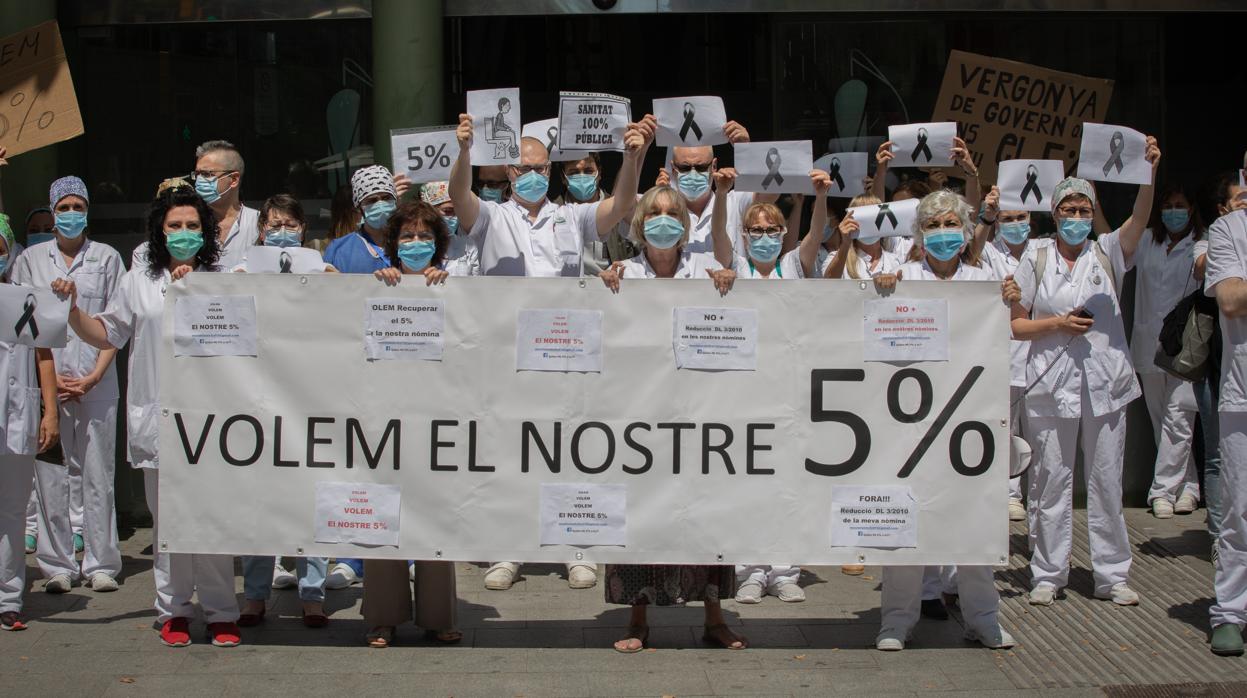 Personal sanitario protesta frente al Hospital Clínic de Barcelona para exigirle al Gobierno contractos dignos, más personal y para conmemorar a los fallecidos por el Covid-19